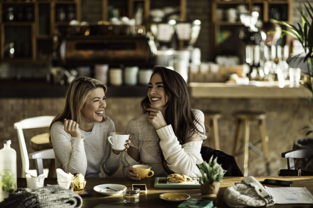 2 Frauen im Café