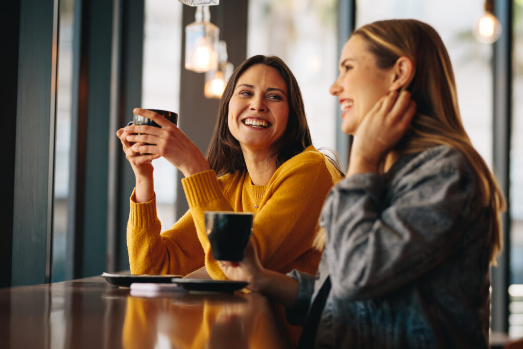 2 Frauen im Café