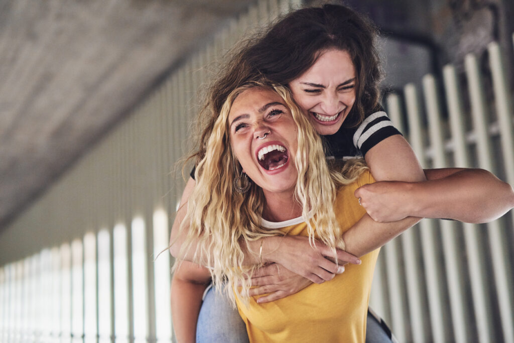 2 junge Frauen
